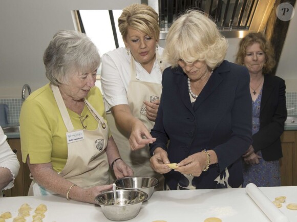 Charles et Camilla inaugurant le Bodnant Welsh Food Centre, à Conwy Valley, le 9 juillet 2012. Le prince Charles et sa femme Camilla Parker Bowles effectuaient en juillet 2012 une visite de quatre jours au Pays de Galles.