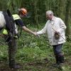 Le prince Charles s'est rendu avec trois apprentis des British Horse Loggers dans la forêt de Llwynywermod le 10 juillet 2012, au Pays de Galles.