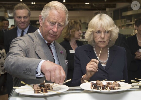 Charles et Camilla inaugurant le Bodnant Welsh Food Centre, à Conwy Valley, le 9 juillet 2012. Le prince Charles et sa femme Camilla Parker Bowles effectuaient en juillet 2012 une visite de quatre jours au Pays de Galles.