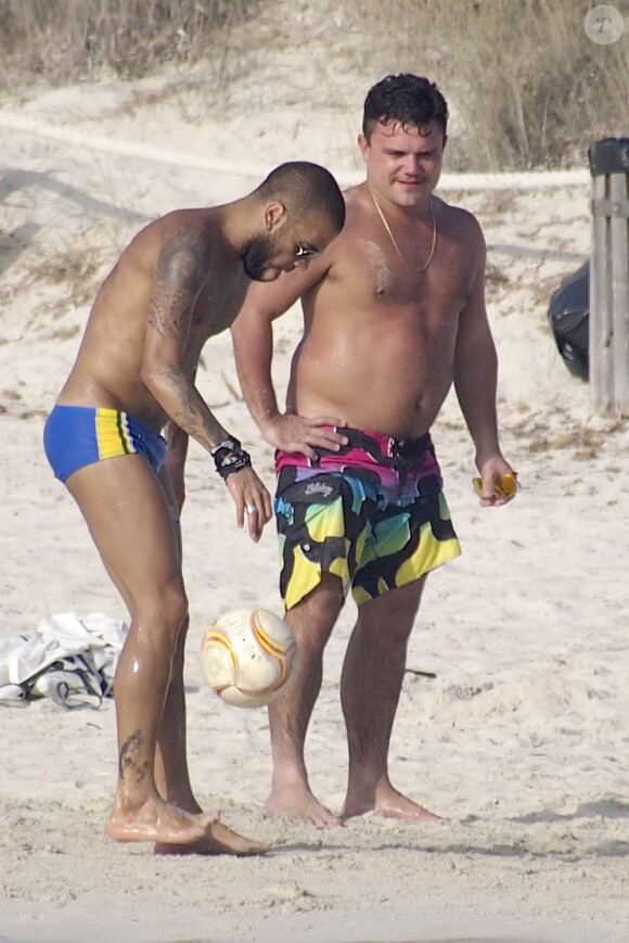 Daniel Alves le 10 juillet 2012 sur l'île de Formentera profite de ses vacances et fait admirer sa technique balle au pied