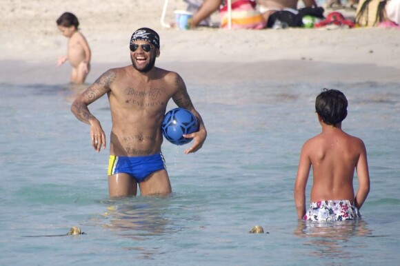 Daniel Alves le 10 juillet 2012 sur l'île de Formentera profite de ses vacances et fait admirer ses muscles