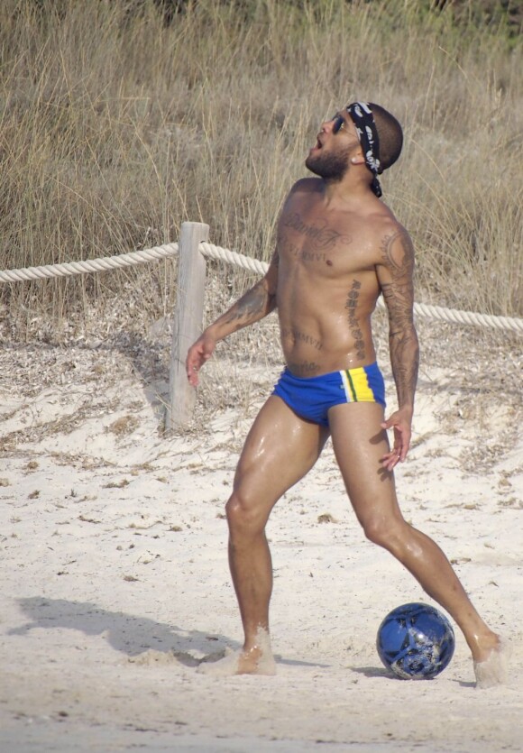 Daniel Alves prend la pose le 10 juillet 2012 sur l'île de Formentera