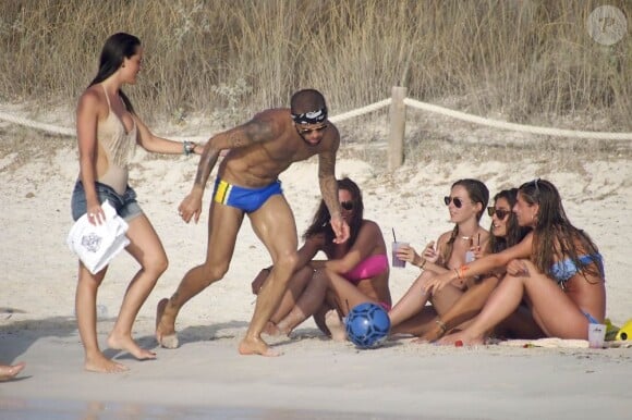 Daniel Alves le 10 juillet 2012 sur l'île de Formentera tente de faire le beau devant quelques jeunes filles en villégiature