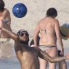 Daniel Alves le 10 juillet 2012 sur l'île de Formentera profite de ses vacances et fait admirer sa technique balle au pied