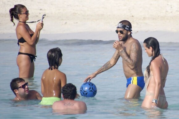 Daniel Alves tente d'organiser un jeu de ballon le 10 juillet 2012 sur l'île de Formentera