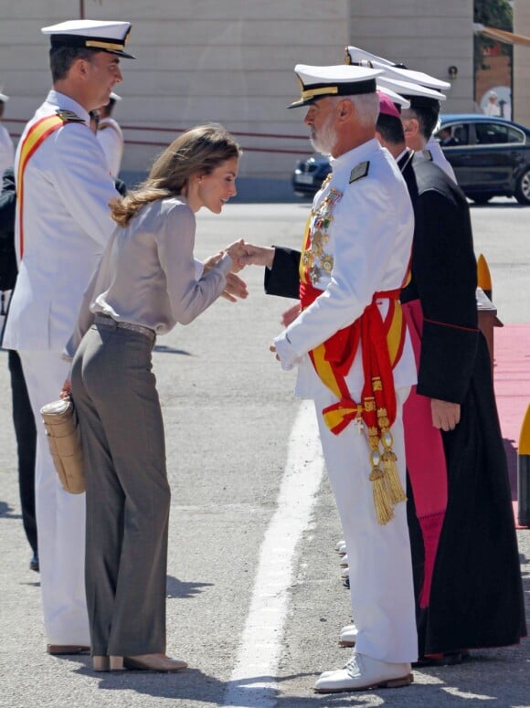 La princesse des Asturies s'inclinant devant l'archevêque Juan del Rio. Le prince Felipe d'Espagne, en uniforme de capitaine de frégate de la Marine espagnole, et la princesse Letizia présidaient le 11 juillet 2012 la cérémonie de fin d'études de 152 sous-officiers de l'Ecole navale de San Fernando, dans la province de Cadix.
