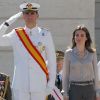 Le prince Felipe d'Espagne, en uniforme de capitaine de frégate de la Marine espagnole, et la princesse Letizia présidaient le 11 juillet 2012 la cérémonie de fin d'études de 152 sous-officiers de l'Ecole navale de San Fernando, dans la province de Cadix.