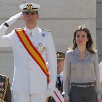 Letizia d'Espagne, sobre, laisse Felipe briller en uniforme de la Marine