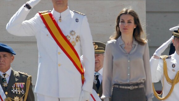Letizia d'Espagne, sobre, laisse Felipe briller en uniforme de la Marine