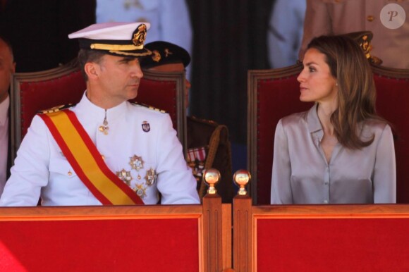 Le prince Felipe, en uniforme de capitaine de frégate de la Marine espagnole, et la princesse Letizia présidaient le 11 juillet 2012 la cérémonie de fin d'études de 152 sous-officiers de l'Ecole navale de San Fernando, dans la province de Cadix.