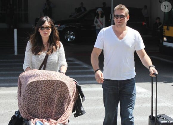 Lindsay Price avec le cuisinier australien Curtis Stone et leur enfant Hudson en mai 2012 à Los Angeles