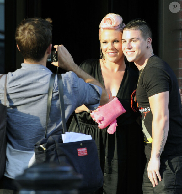Pink, son mari Carey Hart et leur petite Willow Sage à New York le 13 juillet 2012 - Pink pose avec un fan