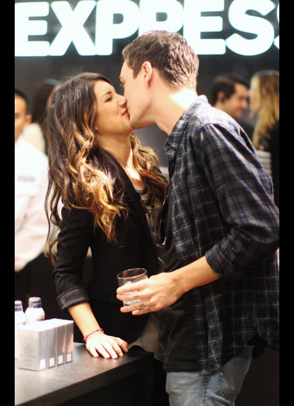 Shenae Grimes et Josh Beech s'embrassent, lors de l'ouverture d'un magasin Express à Vancouver, le jeudi 12 juillet 2012.