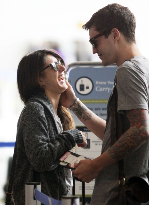 Shenae Grimes et son boyfriend Josh Beech à l'aéroport de Vancouver, le 13 juillet 2012