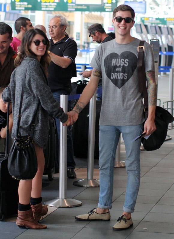 Shenae Grimes et son boyfriend Josh Beech à l'aéroport de Vancouver, le 13 juillet 2012