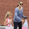 Jennifer Garner et sa fille Violet font du shopping dans les rues de Brentwood, à Los Angeles, le 13 juillet 2012