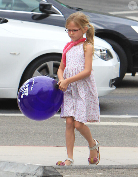 Jennifer Garner et sa fille Violet font du shopping dans les rues de Brentwood, à Los Angeles, le 13 juillet 2012 - La petite Violet a eu un beau ballon violet !