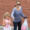 La sympathique Jennifer Garner et sa fille Violet font du shopping dans les rues de Brentwood, à Los Angeles, le 13 juillet 2012