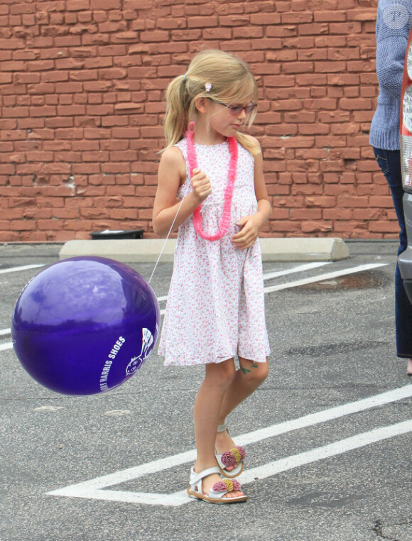 Jennifer Garner et sa fille Violet font du shopping dans les rues de Brentwood, à Los Angeles, le 13 juillet 2012 - Violet plus adorable que jamais