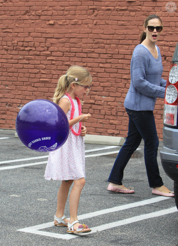 Jennifer Garner et sa fille Violet font du shopping dans les rues de Brentwood, à Los Angeles, le 13 juillet 2012