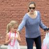 Jennifer Garner et sa fille Violet font du shopping dans les rues de Brentwood, à Los Angeles, le 13 juillet 2012 - Jennifer a acheté à sa fille des chaussons roses