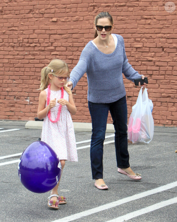 Jennifer Garner et sa fille Violet font du shopping dans les rues de Brentwood, à Los Angeles, le 13 juillet 2012 - Jennifer a acheté à sa fille des chaussons roses