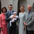 La princesse Victoria de Suède, avec ses parents, son mari Daniel et leur fille Estelle, a célébré le 14 juillet 2012 son 35e anniversaire comme chaque année à la villa Solliden, sur l'île d'Öland, rencontrant dans la journée ses compatriotes avant un spectacle en soirée.