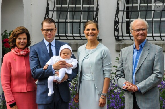La princesse Victoria de Suède a célébré le 14 juillet 2012 son 35e anniversaire comme chaque année à la villa Solliden, sur l'île d'Öland, avec ses parents, son mari Daniel et leur fille Estelle, rencontrant dans la journée ses compatriotes avant un spectacle en soirée.
