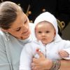 La princesse Victoria avec sa petite princesse Estelle, 5 mois.
La princesse Victoria de Suède a célébré le 14 juillet 2012 son 35e anniversaire comme chaque année à la villa Solliden, sur l'île d'Öland, avec ses parents, son mari Daniel et leur fille Estelle, rencontrant dans la journée ses compatriotes avant un spectacle en soirée.