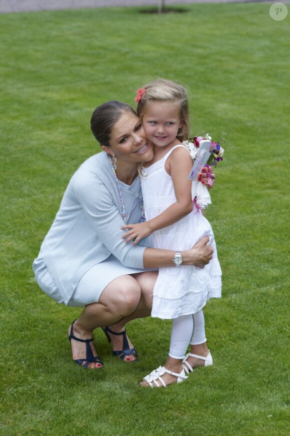 Comme chaque année, la princesse Victoria de Suède a célébré le 14 juillet 2012 son 35e anniversaire à la villa Solliden, sur l'île d'Öland, avec ses parents, son mari Daniel et leur fille Estelle, rencontrant dans la journée ses compatriotes avant un spectacle en soirée.