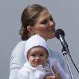  En présence de son adorable princesse Estelle, 5 mois, la princesse Victoria de Suède a célébré le 14 juillet 2012 son 35e anniversaire, comme chaque année à la villa Solliden, sur l'île d'Öland, entourée de ses parents, de son mari Daniel et de quelques milliers de compatriotes/fans. 