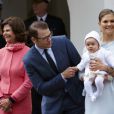  En présence de son adorable princesse Estelle, 5 mois, la princesse Victoria de Suède a célébré le 14 juillet 2012 son 35e anniversaire, comme chaque année à la villa Solliden, sur l'île d'Öland, entourée de ses parents, de son mari Daniel et de quelques milliers de compatriotes/fans. 