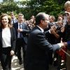 François Hollande et Valérie Trierweiler dans les jardins de l'Elysée le 14 juillet 2012, le temps d'une brève rencontre avec le public.