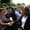 François Hollande et Valérie Trierweiler dans les jardins de l'Elysée le 14 juillet 2012, le temps d'une brève rencontre avec le public.