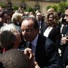 François Hollande et Valérie Trierweiler à sa suite dans les jardins de l'Elysée le 14 juillet 2012, le temps d'une brève rencontre avec le public.