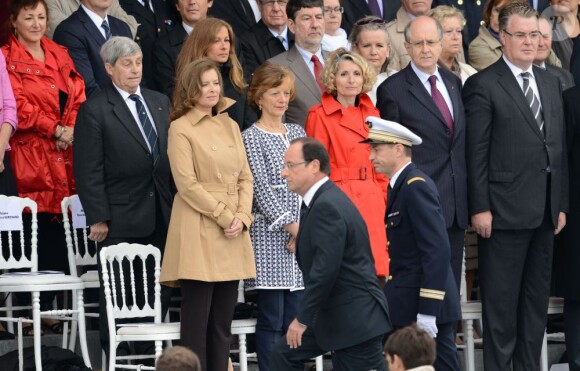 Valérie Trierweiler lors du défilé militaire du 14 juillet 2012. François Hollande, concentré, a rejoint la tribune présidentielle sans un regard pour sa compagne.