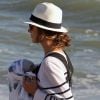 Alessandra Ambrosio se promène avec son fils Noah, né en mai 2012. Ici, lors d'une balade à Malibu le 15 juillet 2012.