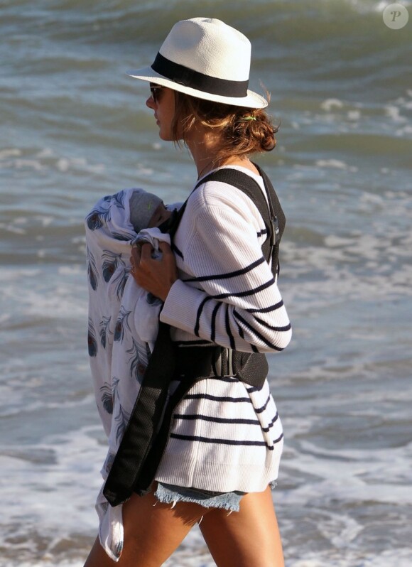Alessandra Ambrosio se promène avec son fils Noah, né en mai 2012. Ici, lors d'une balade à Malibu le 15 juillet 2012.