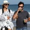 Alessandra Ambrosio s'offre une balade sur la plage de Malibu entourée des deux hommes de sa vie : Jamie, son amoureux et Noah, son fils né en mai 2012. Le 15 juillet 2012.