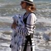 Alessandra Ambrosio entourée des deux hommes de sa vie  : Jamie, son amoureux et Noah, son fils né en mai 2012. Ici, lors d'une balade à Malibu le 15 juillet 2012.