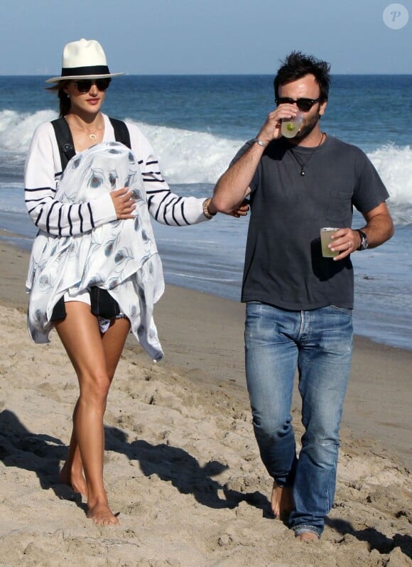 Alessandra Ambrosio entourée des deux hommes de sa vie  : Jamie, son amoureux et Noah, son fils né en mai 2012. Ici, lors d'une balade à Malibu le 15 juillet 2012.