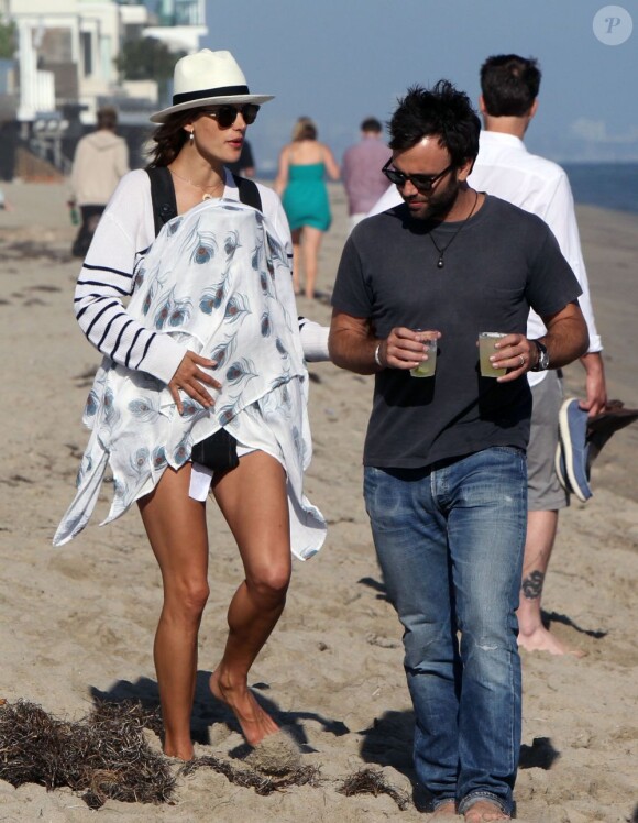 Alessandra Ambrosio est aux anges lorsqu'elle est entourée des deux hommes de sa vie : Jamie, son amoureux et Noah, son fils né en mai 2012. Ici, lors d'une balade à Malibu le 15 juillet 2012.