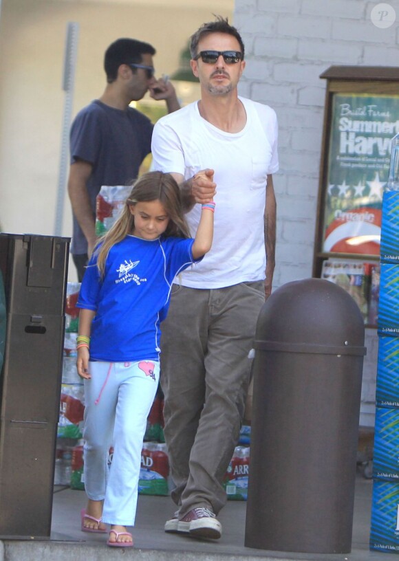 David Arquette et sa fille Coco dans le quartier de Beverly Hills, à Los Angeles, le 16 juillet 2012.