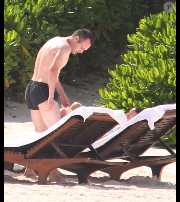 Andrés Iniesta et son épouse Anna Ortiz profitent du soleil, à Cancun, le samedi 14 juillet 2012, pendant leur lune de miel.