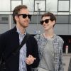 Anne Hathaway et son fiancé Adam Shulman à l'aéroport d'Heathrow, près de Londres, le 17 juillet 2012.
