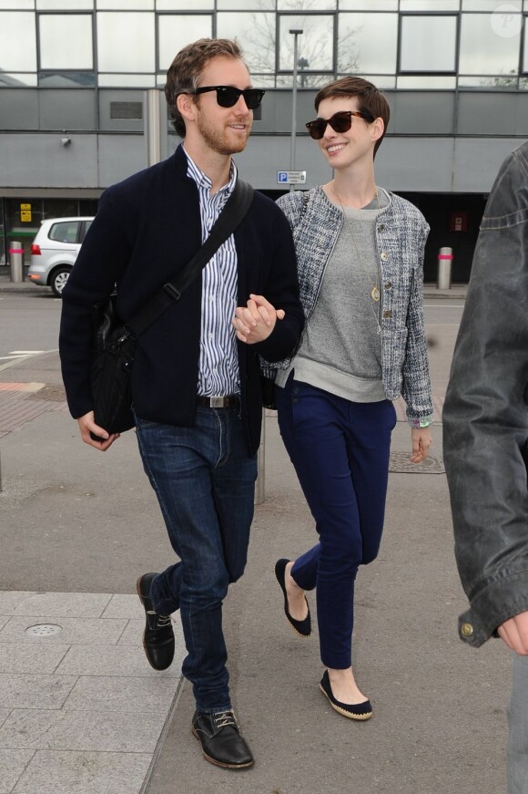 Anne Hathaway et son fiancé Adam Shulman à l'aéroport d'Heathrow, près de Londres, le 17 juillet 2012.