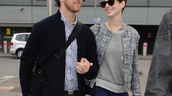 Anne Hathaway et son fiancé 'in love' sur le tarmac : 'Je suis très heureuse'