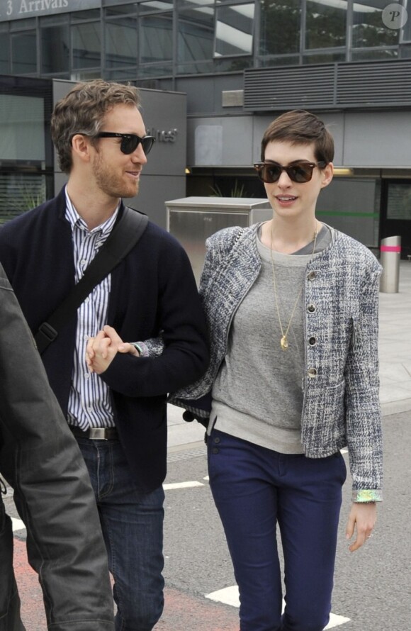 Anne Hathaway et son fiancé à l'aéroport d'Heathrow, près de Londres, le 17 juillet 2012.