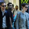 Anne Hathaway et son fiancé Adam Shulman dans l'aéroport d'Heathrow, près de Londres, le 17 juillet 2012.