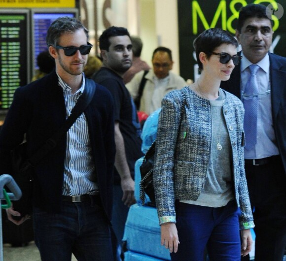 Anne Hathaway et son fiancé Adam Shulman dans l'aéroport d'Heathrow, près de Londres, le 17 juillet 2012.